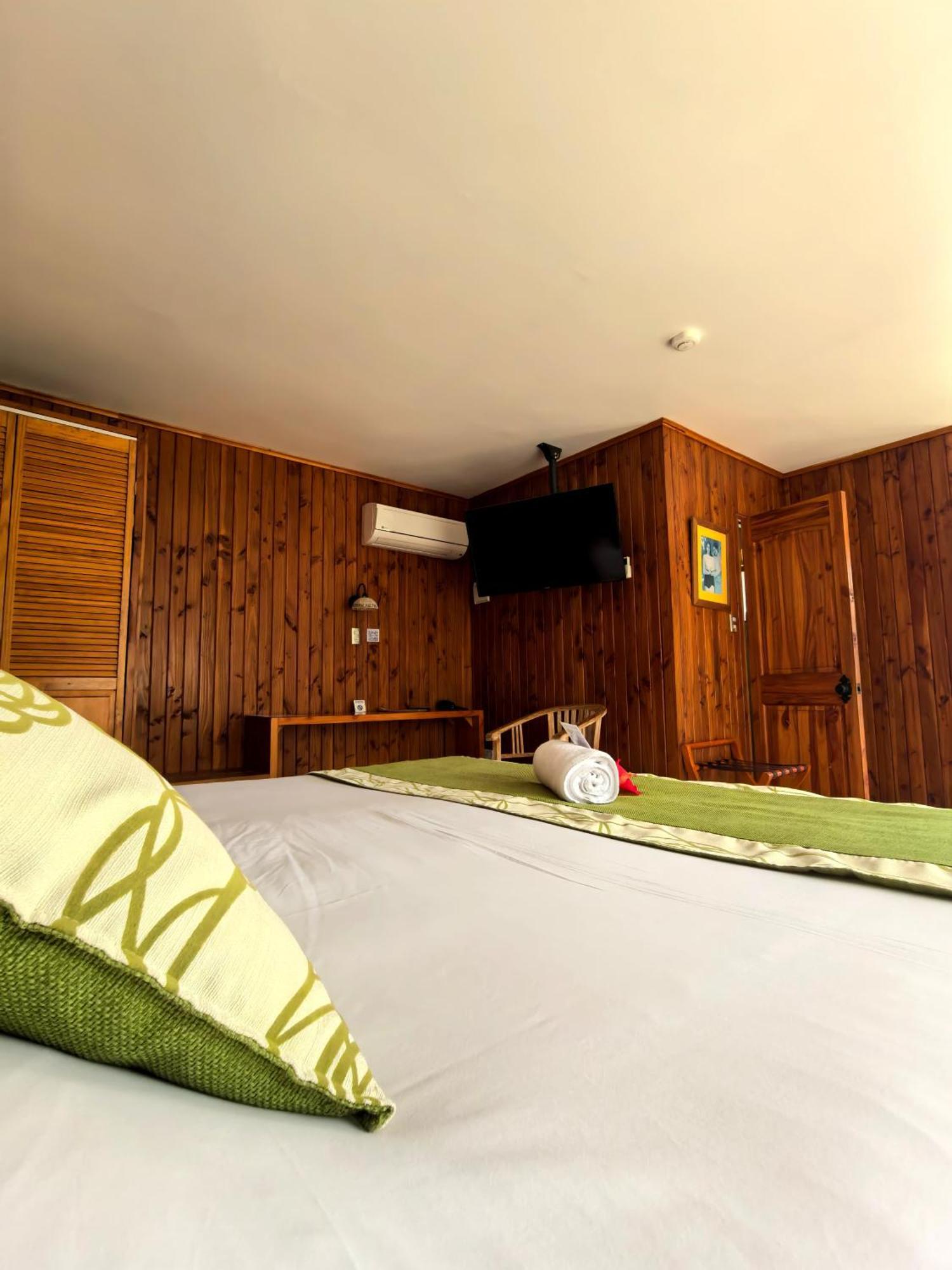 Taha Tai Hotel Hanga Roa Exterior photo